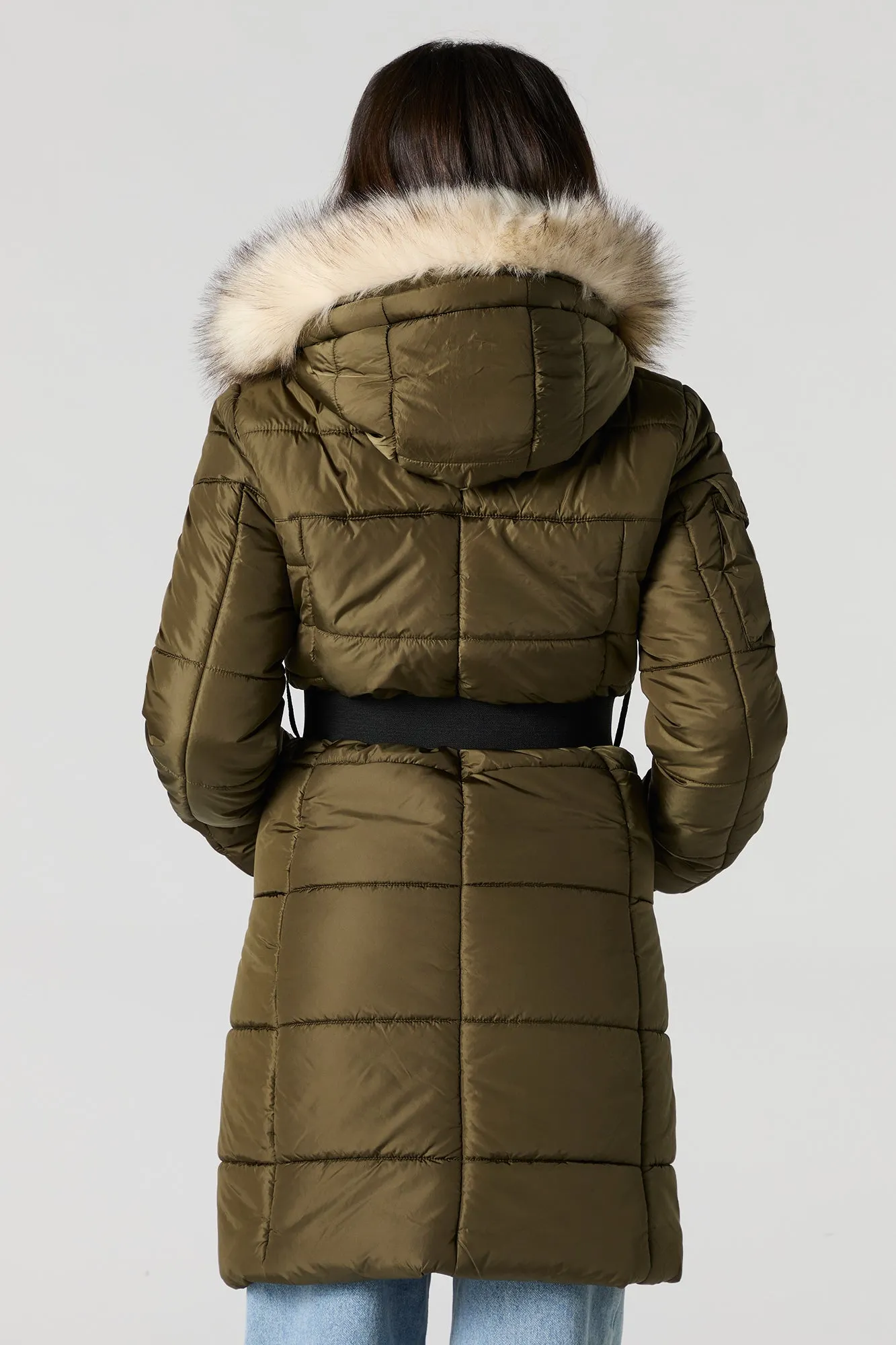 Blouson bouffant long à capuchon en similifourrure avec ceinture